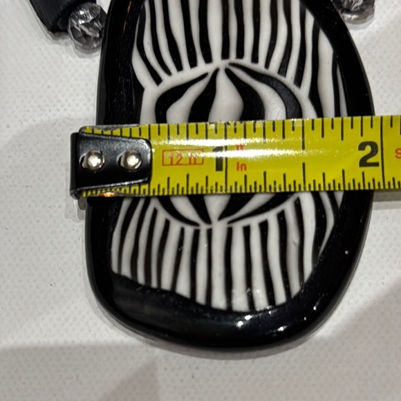 Decouture - Black and White Statement Necklace - Picture 7 of 8